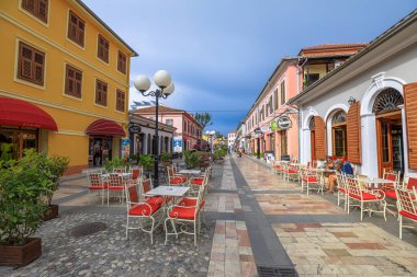 Shkoder, Arnavutluk - 1 Mayıs 2023: Şkodra şehrinin sokakları manzaranın dramatik güzelliğini yansıtıyor, doğayla insan yerleşiminin uyumunu vurguluyor..