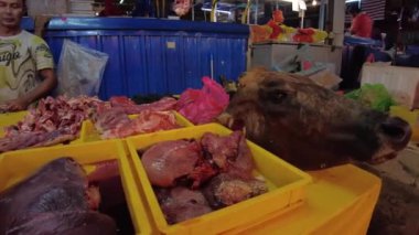 Kuala Lumpur, Malezya - Ocak 2023: Jalan Tuanku Abdul Rahman 'ın yanında yer alan sulu market, her kesimden insan ve tedarikçilerin bir araya geldiği sokak yemekleri ve yerel mutfağın merkezidir..