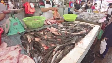 Kuala Lumpur, Malezya - Ocak 2023: Malezya 'nın başkenti Kuala Lumpur, et, balık ve ünlü Chow Kit Road Market gibi alışveriş merkezleriyle ünlüdür..