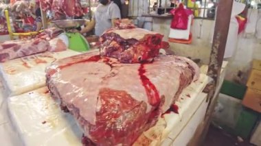 Kuala Lumpur, Malezya - Ocak 2023: Jalan Tuanku Abdul Rahman hareketli bir ıslak pazara ev sahipliği yapıyor, çeşitli lezzetli sokak yemekleri ve her yerden insan çeken yerel spesiyaller sunuyor