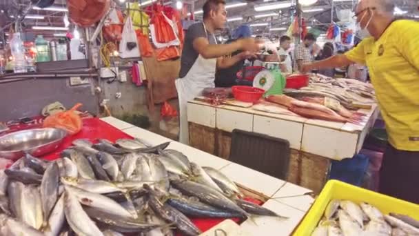 말레이시아 콸라룸푸르의 2023 시장에는 해산물 양념등 합리적 가격으로 — 비디오