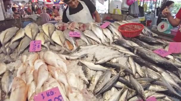 말레이시아 콸라룸푸르의 2023 시장에서는 해산물 향신료등의 물품을 예산에 가격으로 수있다 — 비디오