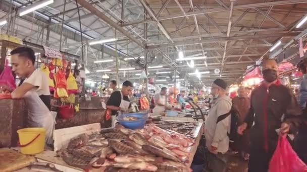 말레이시아 콸라룸푸르의 2023 시장에서는 고기와 에서부터 야채와 향신료에 이르기까지 물품을 — 비디오