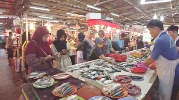 クアラルンプール マレーシア Jan 2023 クアラルンプールの魚市場でのショッピングは 鮮やかなストリート雰囲気と地元の文化と地域経済を探索する機会を提供しています — ストック動画