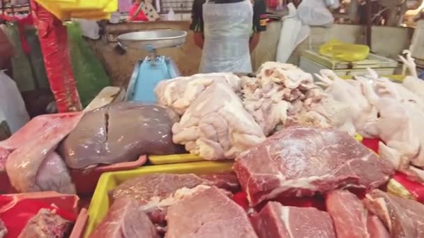 クアラルンプール マレーシア 1月2023 チャウキットロードウェットマーケットでベンダーによって販売される肉は 地元の農場やサプライヤーから調達されており 多くの場合 非常に新鮮で高品質です — ストック動画