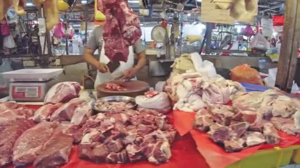 马来西亚吉隆坡 2023年1月 肉类商贩通常在市场的主要大街上设立小摊位或商店 经常展示各种新鲜肉类和鸡肉片 — 图库视频影像