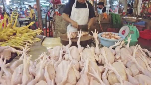 マレーシアのクアラルンプール 2023年1月 市場の食肉業者は 鶏やアヒル全体 マリネ肉 炒め物のスライス肉など 肉のさまざまなカットや準備を提供することがあります — ストック動画