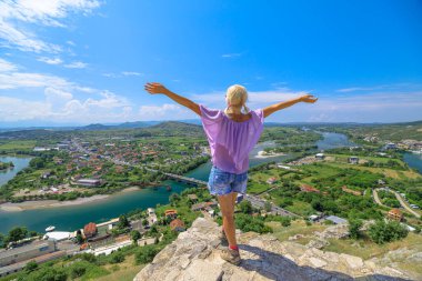Kadın turist, Arnavutların kültürel mirasının yaşayan bir kanıtı olarak kalelerin mimari mirasını kucaklıyor. Rozafa Kalesi 'ne yaptığı ziyaret, Arnavutluk' u gezmekten daha fazlası haline geldi