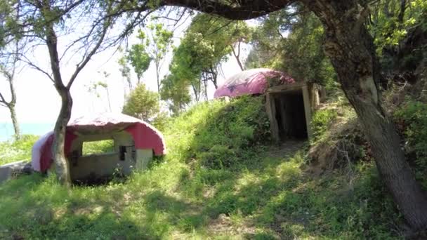 Hidegháború Idején Albánia Enver Hoxha Vezetésével Számos Bunkert Épített Szerte — Stock videók