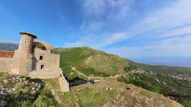 Женщина Туристка Посещающая Албанию Боршском Замке Взволнована Стоит Баррикадах Видеть — стоковое видео