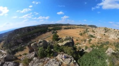 Türkiye 'deki Yazilikaya arkeoloji sahasındaki turist kadın, eski Hitit kaya sığınağı, Hitit dini uygulamaları ve tarihine bir bakış sağlayarak rahatlamalar ve yazıtlarla süslenmiş..