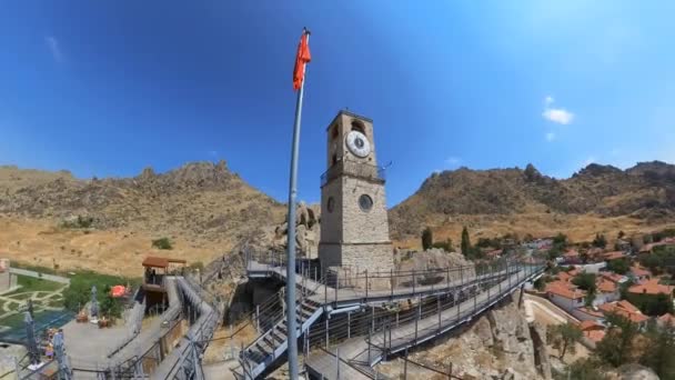 Torre Del Reloj Con Bandera Turca Ciudad Sivrihisar Provincia Eskisehir — Vídeo de stock