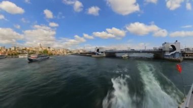 İstanbul 'da İstanbul Boğazı gezisi. Süleyman ve Rustem Pascia Camii, Anadoluhisari Kalesi, Bakireler Kulesi, Ortakoy Camisi gibi simgeler için tarihi Boğaz 'ı gezmek