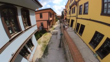 Eskisehir karayolları üzerindeki üst görünüm, Türkiye 'nin çeşitli mahalleleri ve tarihi Odunpazari ilçesi mimarisi boyunca uzanan karmaşık bir bağlantı ağı oluşturuyor.