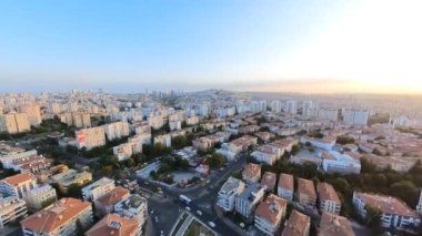 Ankara 'nın Atakule Kulesi' nden bakıldığı gibi yükselişi, Türk başkentinin büyüleyici bir manzarasını sunuyor. Modern gökdelenlerin, tarihi simgelerin ve şehir parklarının yemyeşil bir karışımı.