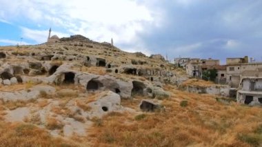 Kapadokya, Türkiye, Nevsehir Şatosu ve Kaya Camii 'ndeki büyüleyici Kayasehir Rocktown da dahil olmak üzere kendine özgü jeolojik özellikleri ve tarihi yerleriyle tanınıyor..
