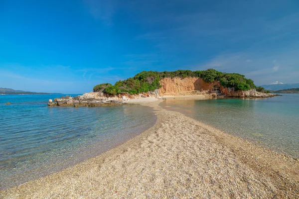 キサミル諸島のツイン諸島は 緑豊かな岩の風景 柔らかい砂浜とクリスタルクリアウォーターを備えた牧歌的なビーチが特徴です ストックフォト