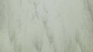 Slow Motion: Su çeşmeden yavaşça akıyor. Boşluk arkaplanı kopyala.