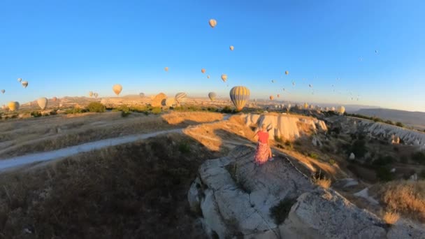 Mulher Turista Olhando Balões Quente Voando Amanhecer Turquia Suas Copas — Vídeo de Stock