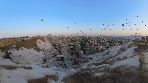 Gdy Słońce Zaczyna Wschodzić Nad Urzekającym Krajobrazem Goreme Kapadocja Balony — Wideo stockowe