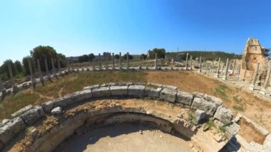 Türkiye 'deki antik Perge Agora kalıntılarının havadan görünüşü. Bu agora ya da pazar, bir zamanlar canlı bir ticaret, sosyal etkileşim ve kültürel değişim merkezi olarak hizmet vermektedir..