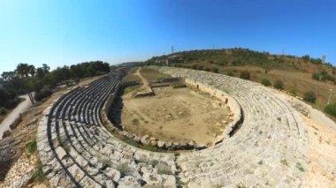 Türkiye 'nin Perge şehrindeki stadyumun iyi korunmuş kalıntılarının hava manzarası. Bir zamanlar gösteri ve eğlencenin tadını çıkarmak için toplanan binlerce seyirciyi ağırlamıştık..