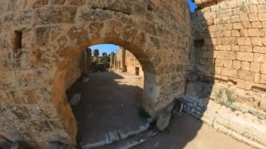 Perge arkeolojik sitesi, tarih meraklılarını zamanda geriye giderek antik Anadolu şehrinin zengin kültürel mirasını ve mimari harikalarını takdir etmeye davet ediyor.