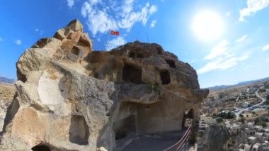 Türkiye 'deki Ortahisar Kapadokya Şatosu. Kale, etrafındaki manzaraya hakim bir bakış açısı sunuyor. Bu kalenin yüzyıllar öncesine dayanan zengin bir tarihi var..