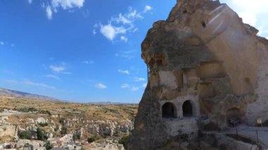 Ortahisar Şatosu, Türkiye 'nin Kapadokya kentindeki tarihi bir kale. Taş duvarlar ve karmaşık odalarla işaretlenmiş mimari harikalar, yüzyılların tarihine büyüleyici bir bakış sunuyor..