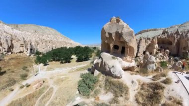 Zelve açık hava müzesi Türkiye 'de Kapadokya' yı tanımlayan gerçeküstü kaya oluşumları ve peri bacaları arasında yer almaktadır. Volkanik kayalara oyulmuş antik yerleşim yeri olarak tarihsel önemi.