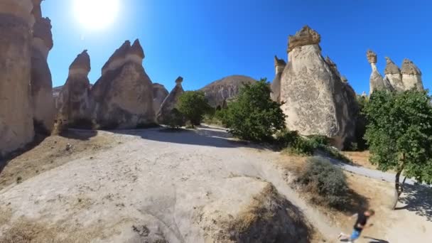 Feeënschoorstenen Van Cappadocië Zijn Een Bewijs Van Vindingrijkheid Van Mensen — Stockvideo