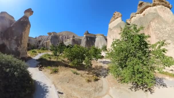 Törökországi Cappadocia Tündérkéményei Természetes Csoda Szeszélyes Geológiai Képződmények Melyeket Évszázados — Stock videók