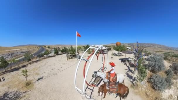 Panoramik Manzaralı Atlara Sahip Turist Kadın Devrent Vadisi Ünlü Yapan — Stok video
