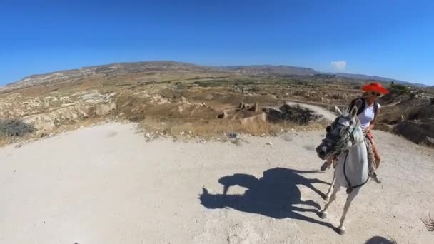 Turist Bir Kadın Sürüyor Devrent Valley Eşsiz Kaya Heykellerinin Panoramik — Stok video