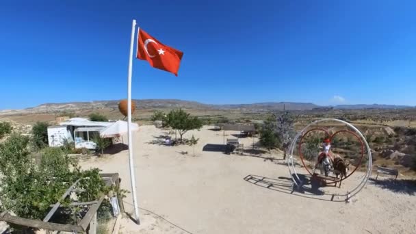 Vrouw Staat Devrent Valley Uitkijkpost Turkije Met Vlag Omgeven Door — Stockvideo