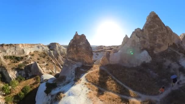 Toeristische Vrouw Trekking Red Valley Park Bij Zonsondergang Cappadocia Van — Stockvideo