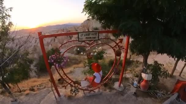 Egy Turista Lány Megcsodálta Naplemente Kilátást Red Valley Park Szívében — Stock videók