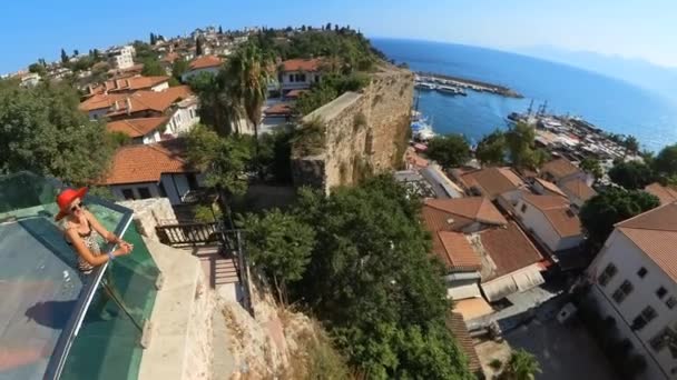 Meisje Antalya Panorama Antalya Beroemd Zijn Prachtige Stranden Ongerepte Kustlijn — Stockvideo