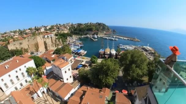 Antalya Panoramik Açıdan Gören Türk Kadın Antalya Sahillerinin Ötesinde Taurus — Stok video