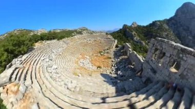 Türkiye 'nin Gulluk-Termessos Dağı Ulusal Parkı' ndaki antik tiyatronun HYPER-LAPSE 'deki hava görüntüsü, doğanın engebeli güzelliği arasında yer alan nefes kesici bir arkeolojik mucizedir..