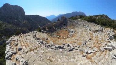 Gulluk-Termessos Dağı Ulusal Parkı 'nın çarpıcı doğal manzaralarında antik Türkiye tiyatrosu. Oturma sıraları ve tiyatroları fevkalade akustik olan harabeler.