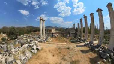 Aphrodisias 'taki antik Afrodit Tapınağı' nın havadan görünüşü. Aphrodisias 'a gelen ziyaretçiler büyük sütunlu sokaklarında dolaşabilir ve tanrıçanın muhteşem mermer sanat eserlerine ve tapınaklarına hayran kalabilirler..