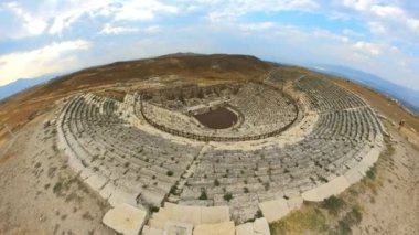 Türkiye 'deki Laodicea ziyaretçileri, tiyatronun iyi korunmuş harabelerini keşfedebilirler. Şehrin su kemerleri ve su borularının yer aldığı ayırt edici su tedarik sistemi,