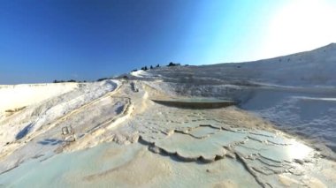 Pamukkale ya da Pamukkale, Türkiye 'de gerçeküstü ve dünya dışı bir deneyim sunan doğal bir mucizedir. UNESCO Dünya Mirası Alanı göz kamaştırıcı beyaz teraslarıyla ünlüdür.