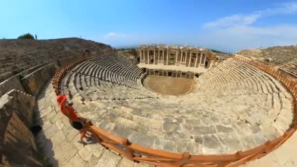 Αεροφωτογραφία Της Γυναίκας Τουρίστριας Στο Hierapolis Theaters Επιβλητική Παρουσία Ενισχύεται — Αρχείο Βίντεο