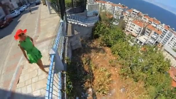 Mujer Turista Mirando Horizonte Izmir Desde Terraza Del Monumento Histórico — Vídeos de Stock