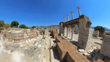 Kapija Progona Roma harabelerindeki hava manzaralı HYPER-LAPSE sokak manzarası, iyi korunmuş mermer asfalt kaldırımlar arasında gezen ziyaretçiler, karmaşık sütunlar ve büyük binaların kalıntılarıyla çevrili.
