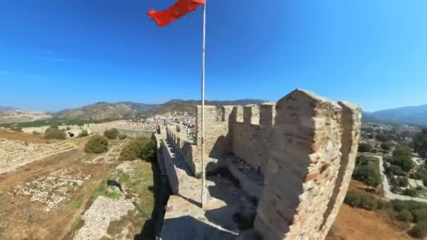 Hyper Lapse Muren Van Ayasuluk Fort Met Turkse Vlaggen Top — Stockvideo