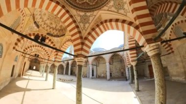 Türkiye 'nin Edirne kentindeki UC Serefeli Camii, cömert avlu ve zarif namaz salonlarıyla övünerek hem ibadet edenler hem de ziyaretçiler için huzurlu bir ortam yaratıyor. Etkileyici mimari başarılarla