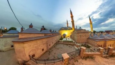 Türkiye 'nin Edirne kentindeki Uc Serefeli Camii' nden tarihi Peykler Madrasa. Medrese, öğrencilerin teoloji, yargı, felsefe, İslam hukuku ve kültür okuduğu bir İslam kurumudur..
